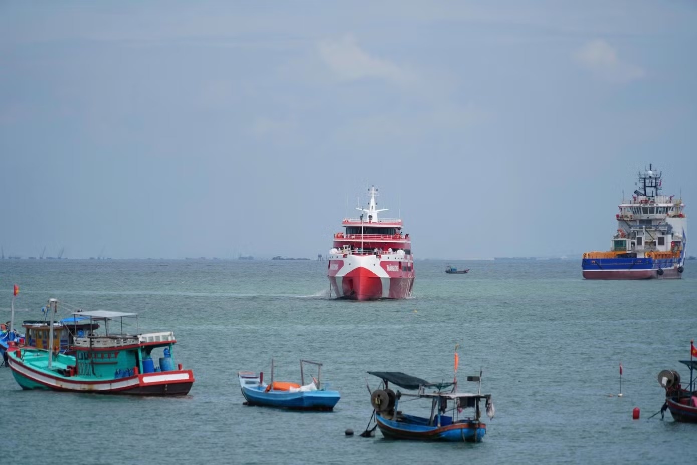 Tàu cao tốc chở 200 khách đi Côn Đảo bị hỏng máy