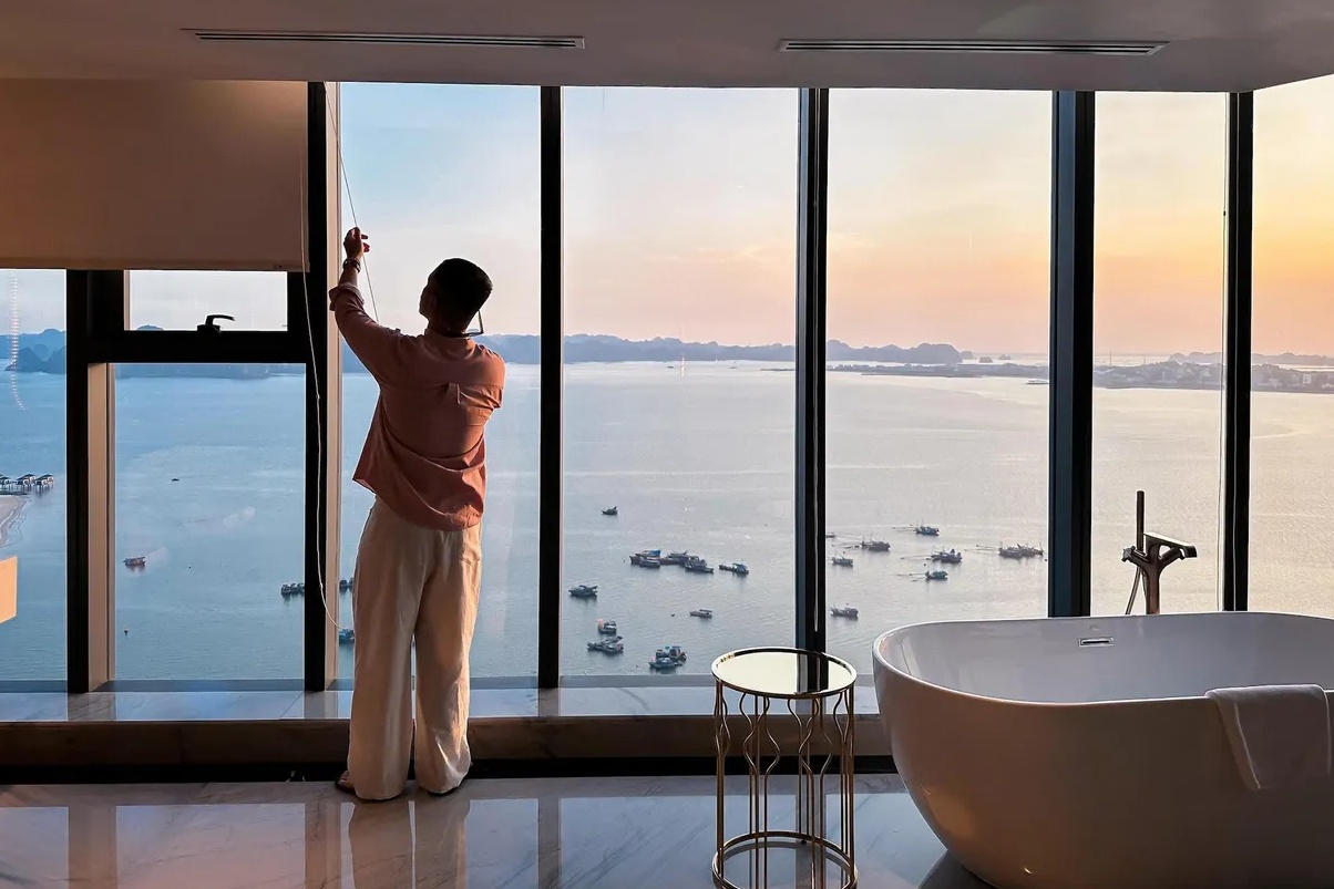 Bên trong khách sạn hình con tàu hướng thẳng ra vịnh Hạ Long