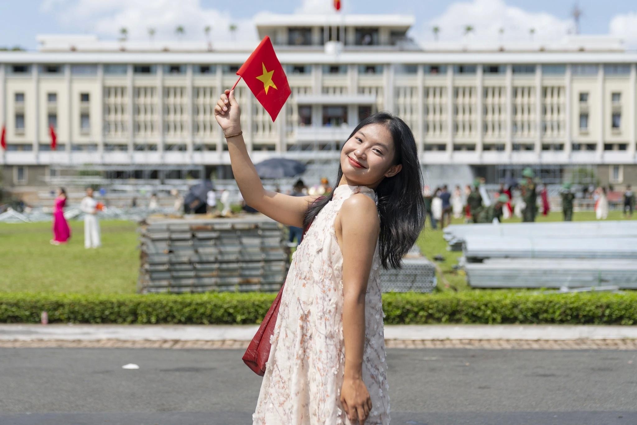 Vì sao thu 500.000 đồng/máy ảnh của khách vào Dinh Độc Lập?