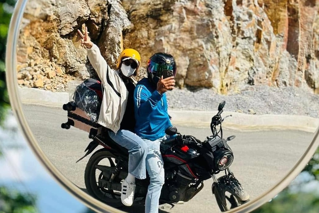 Nghỉ việc lương 20 triệu đồng về Hà Giang chạy xe ôm chở du khách