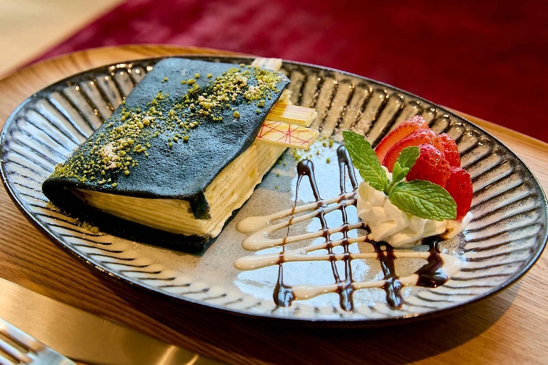 Món bánh hình sách giữa khu phố sách nổi tiếng bậc nhất Tokyo