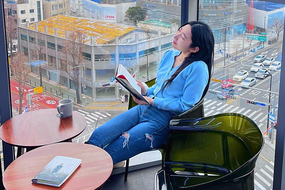 Vì sao người Hàn thích đi cà phê một mình để đọc sách?