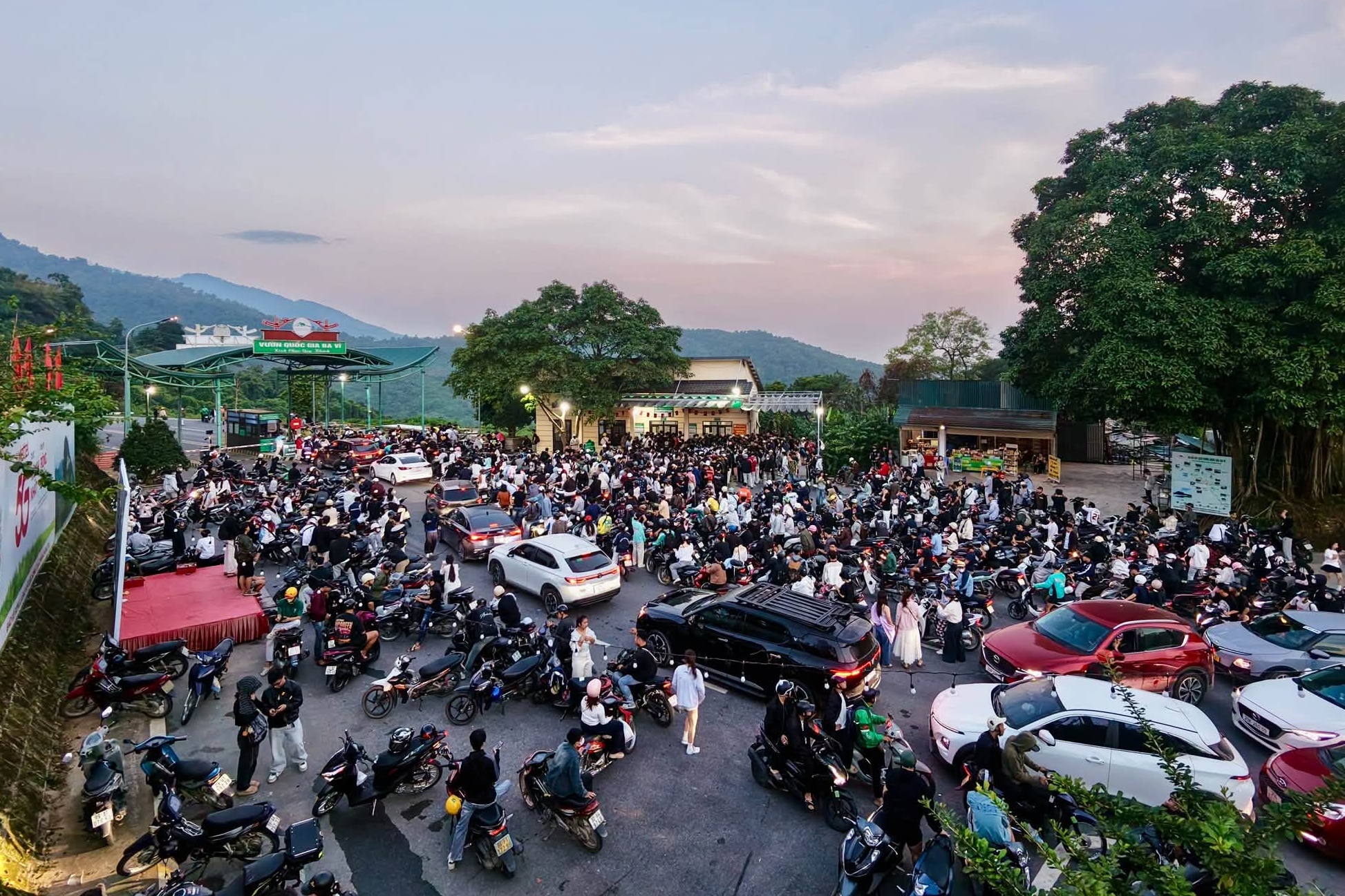 Ba V&igrave; ảnh 2