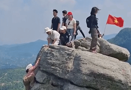 Rào chắn 'mỏm đá sống ảo' ở Quảng Ninh sau video chen chúc thót tim