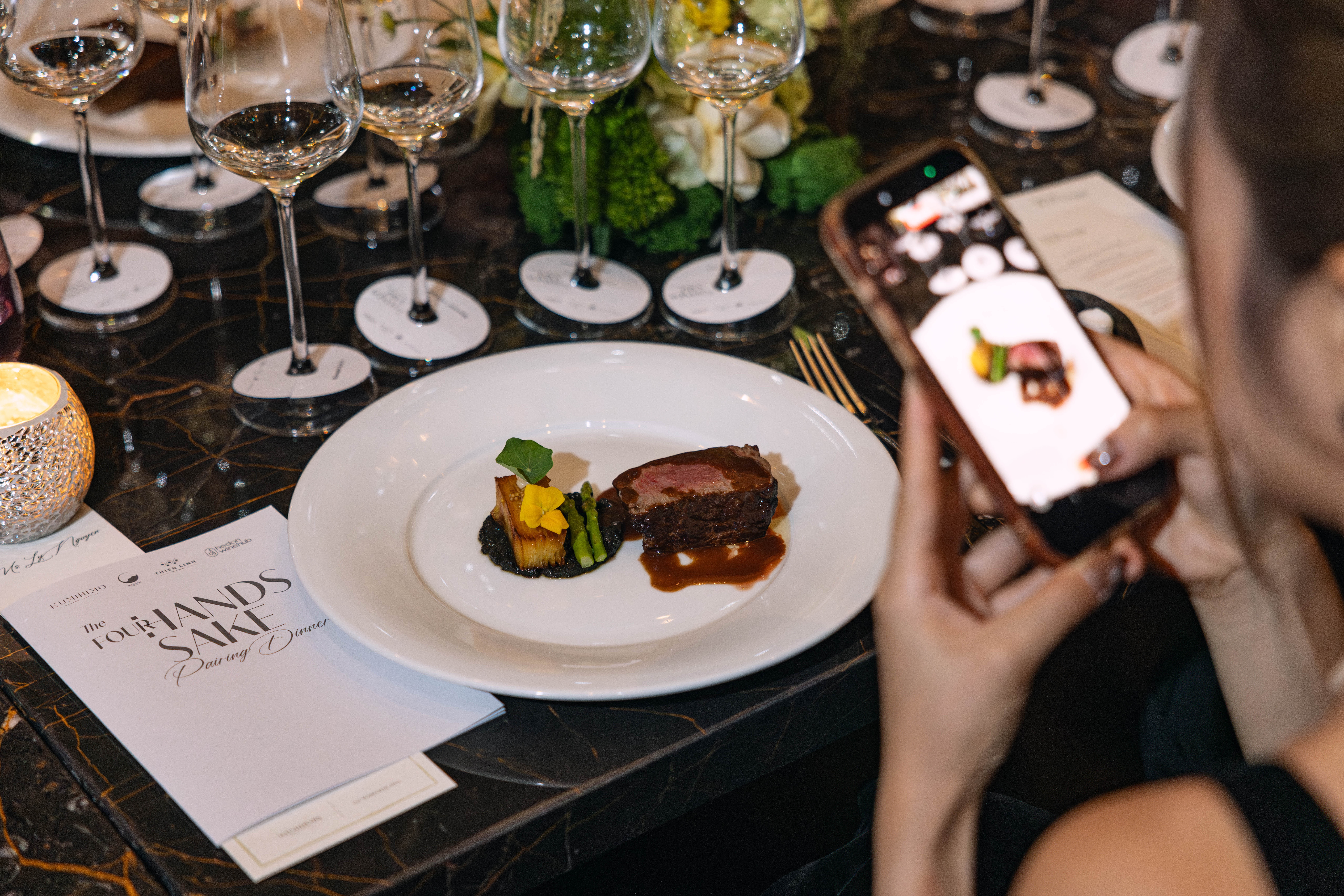 Bạn biết gì về bữa fine dining '4 bàn tay'?