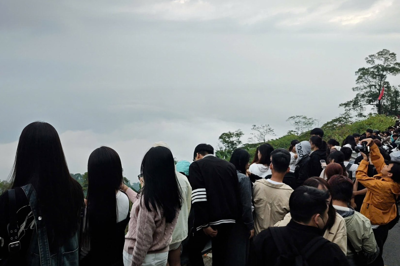 Đông nghịt người xếp hàng 'săn mây' Ba Vì