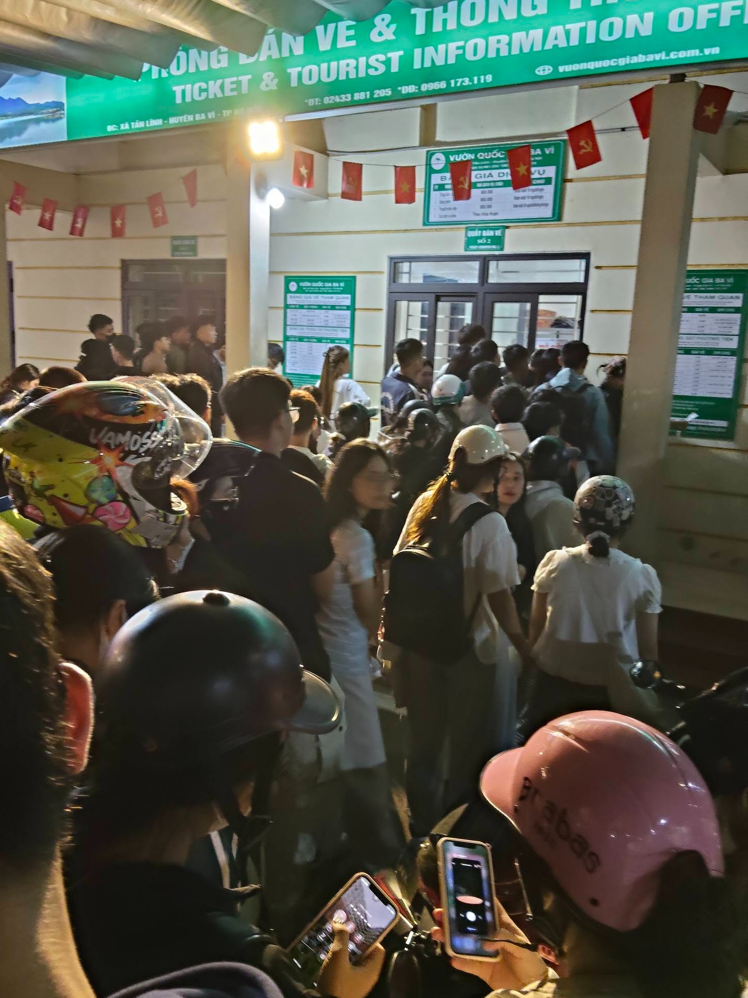 Ba V&igrave; ảnh 1