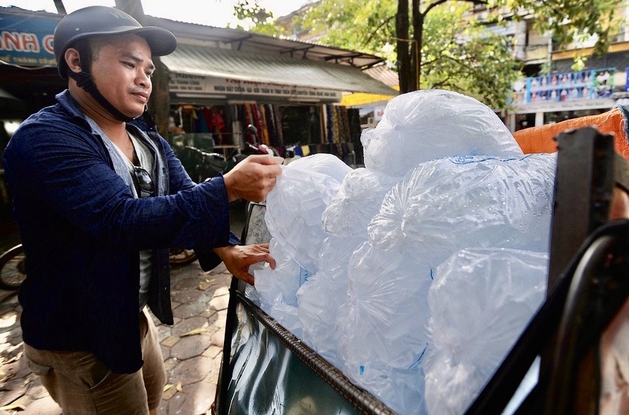 Nang nong 40 do, da lanh 'chay hang', tang gia hinh anh