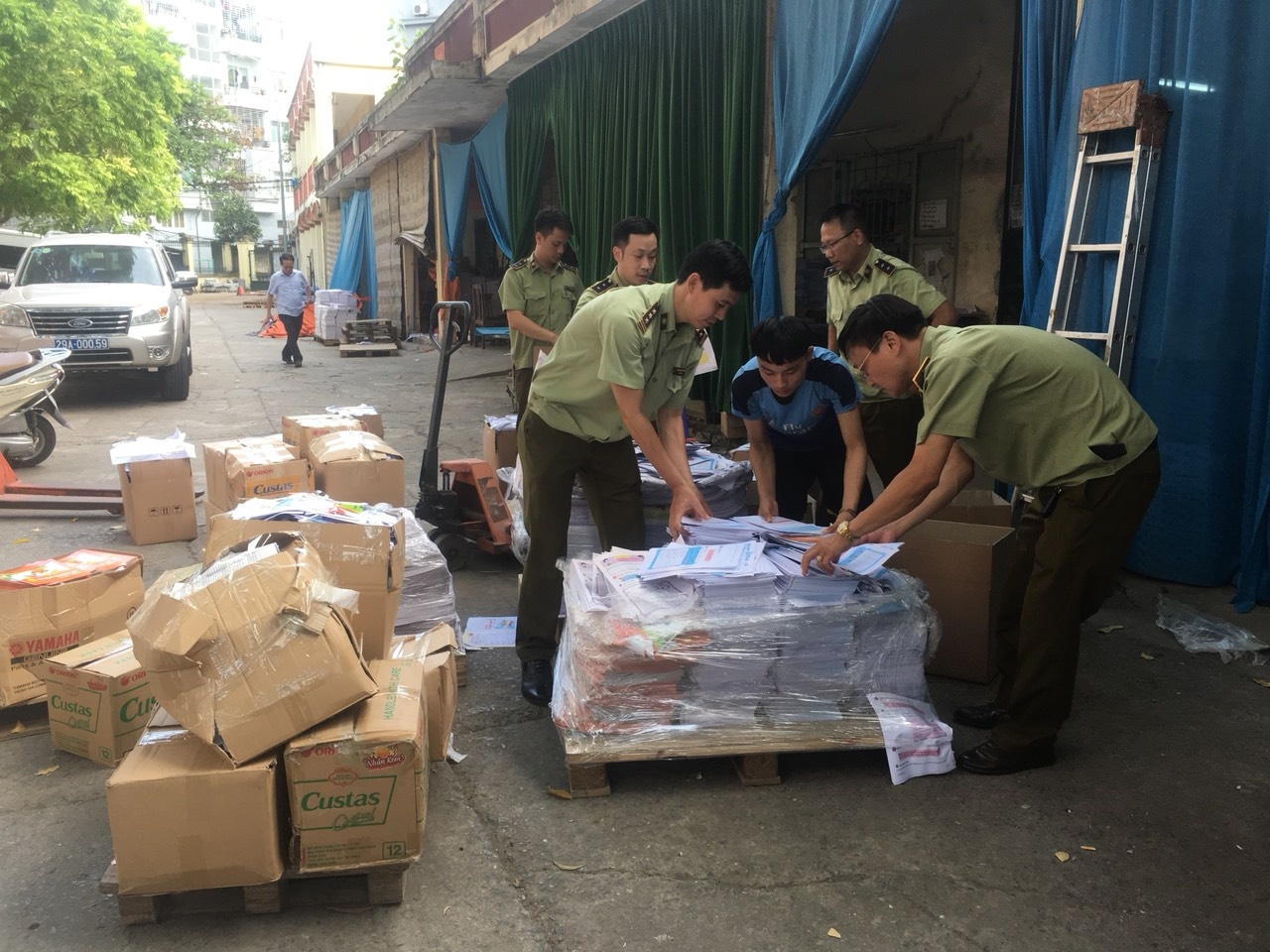 Tam giu hon 2 tan bia va ruot sach co dau hieu in lau anh 1