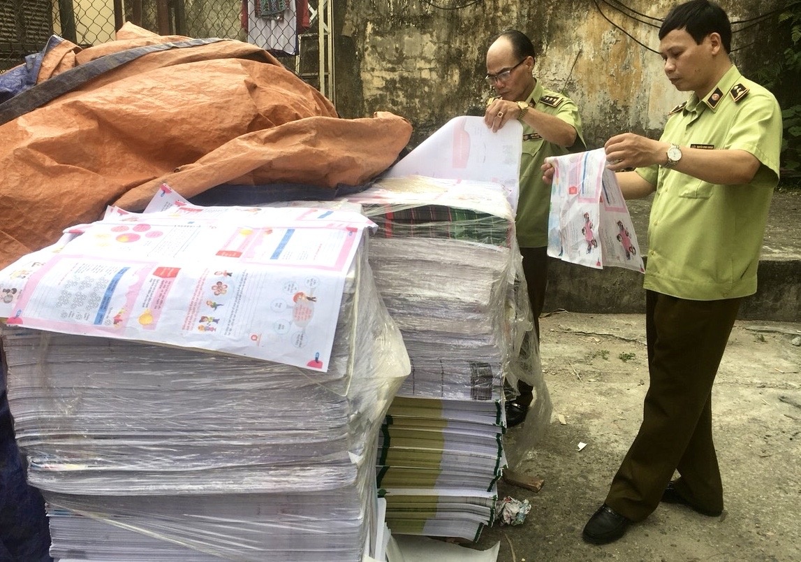 Tam giu hon 2 tan bia va ruot sach co dau hieu in lau hinh anh