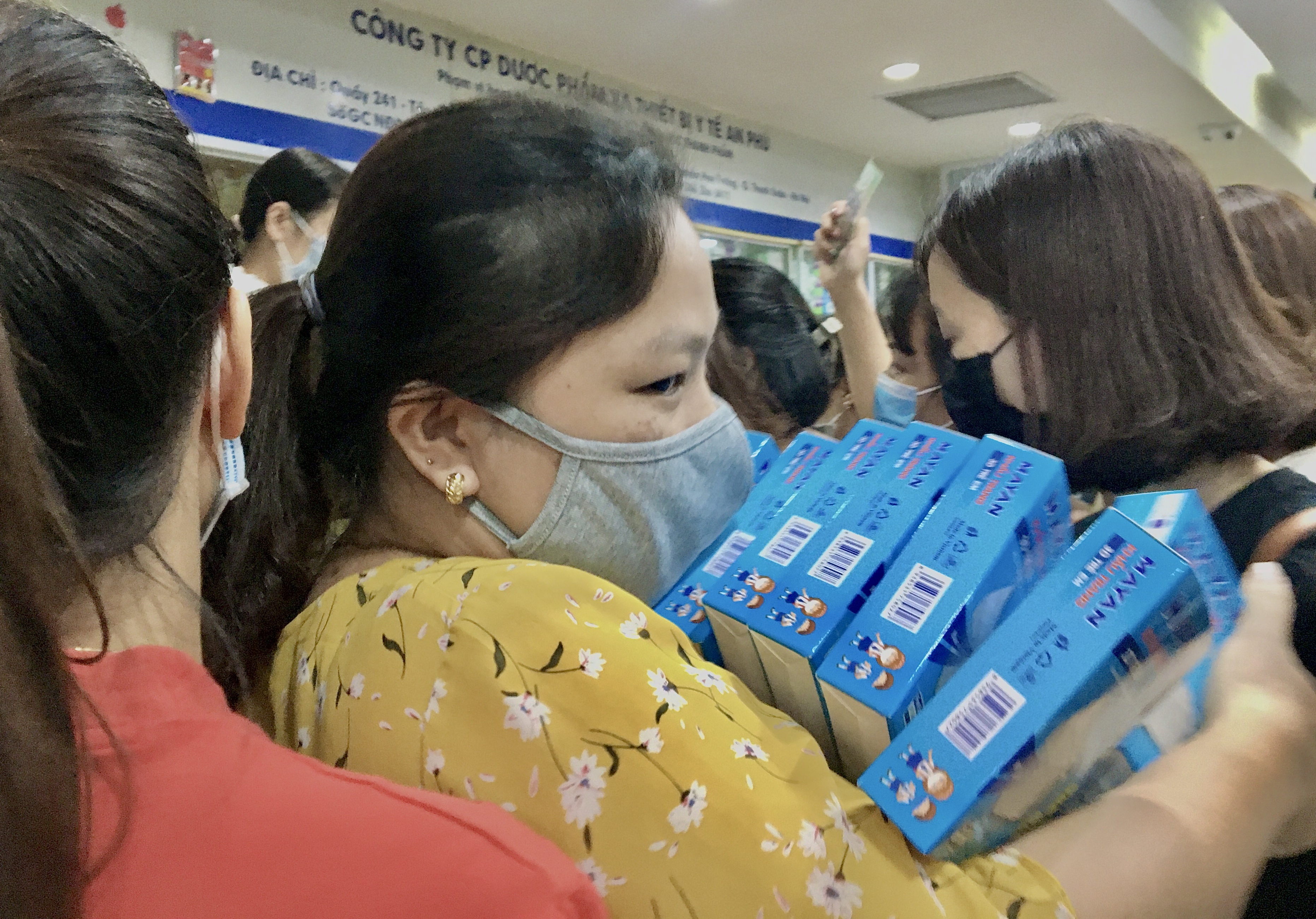 Khau trang y te bi nang gia hinh anh