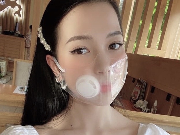 Tram nghin dong mot khau trang nhua trong suot hinh anh