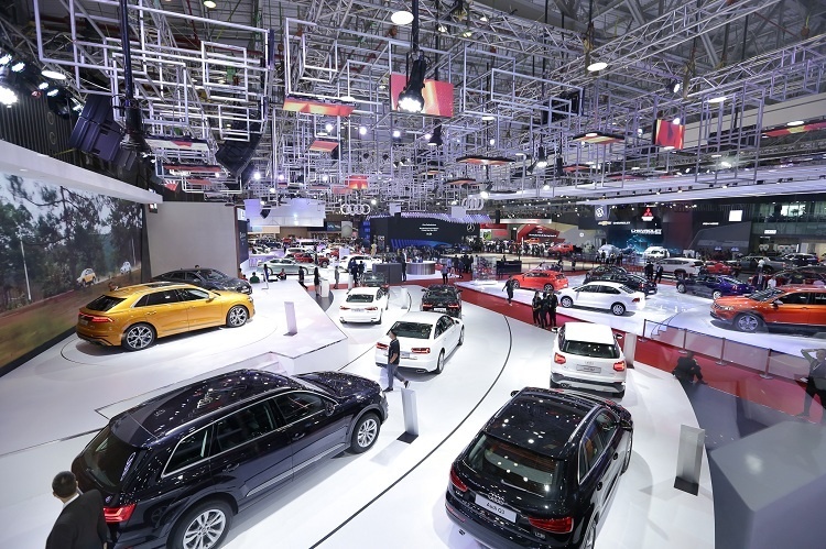 Ton kho lon, oto giam gia o at hinh anh