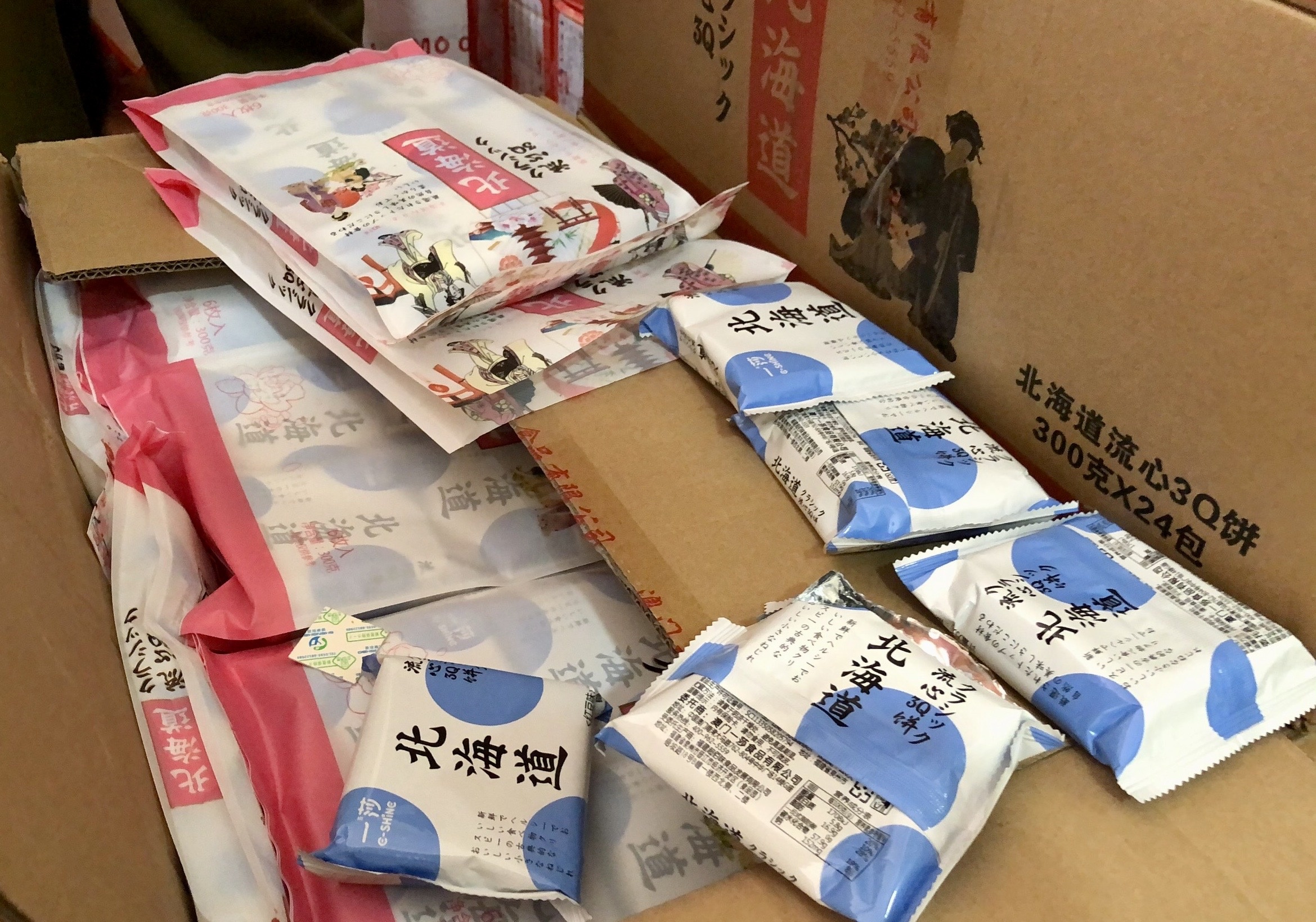 Thu giu hon 10 tan banh trung thu, tra sua nhap lau hinh anh