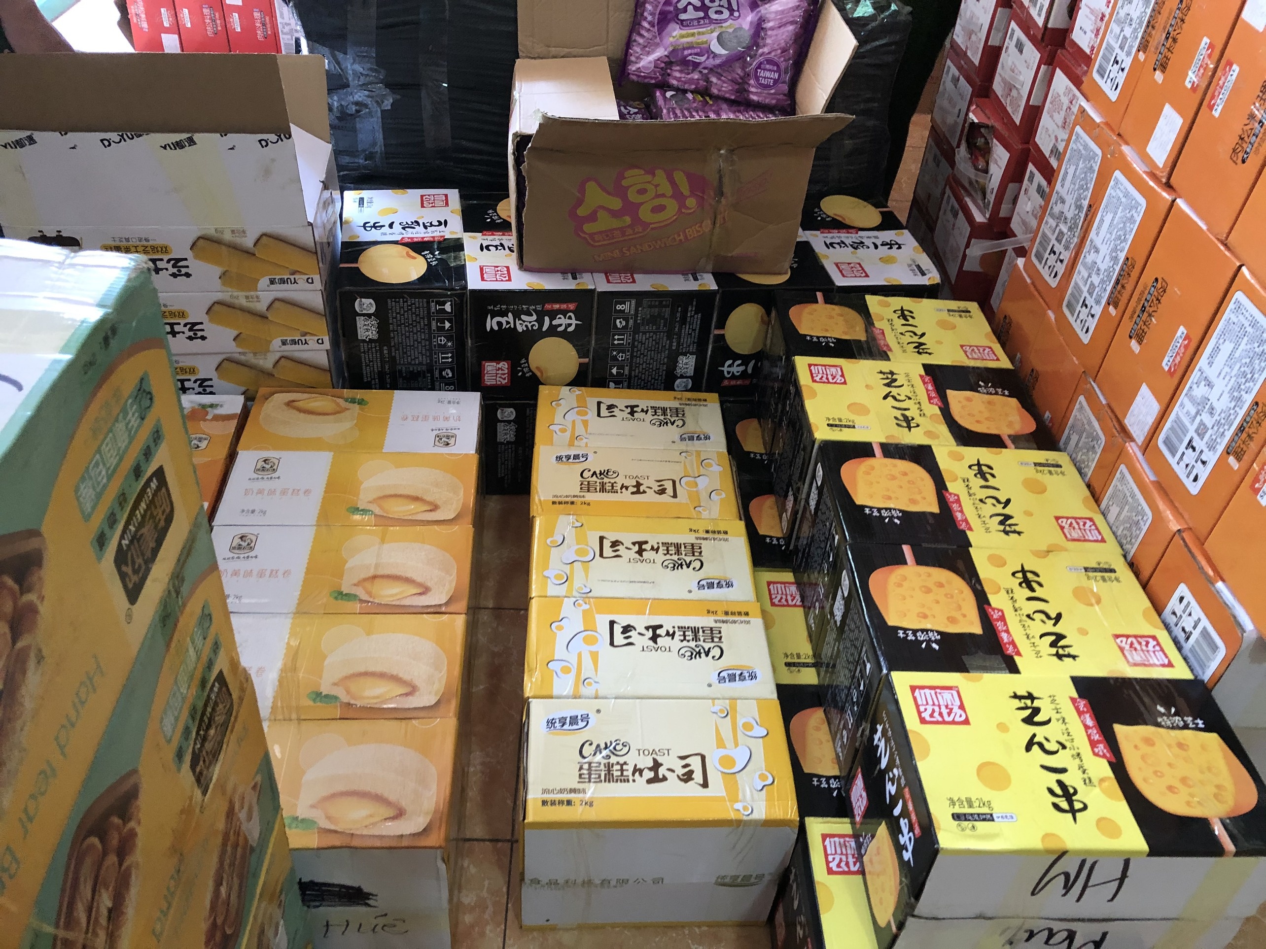 Hon 10 tan banh trung thu,  keo,  tra sua bi bat giu anh 1