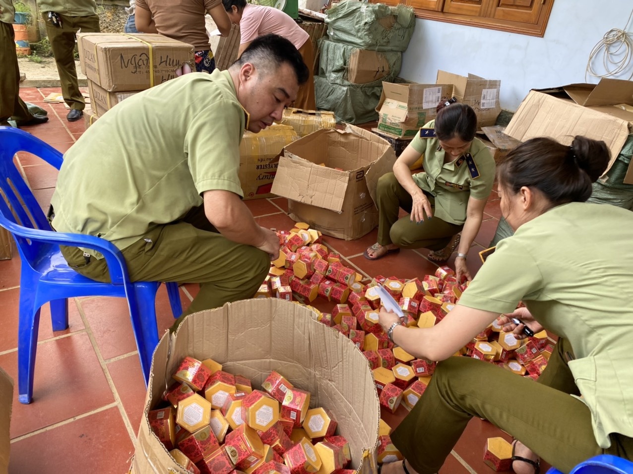 Thu giu 20.000 my pham nhap lau hinh anh