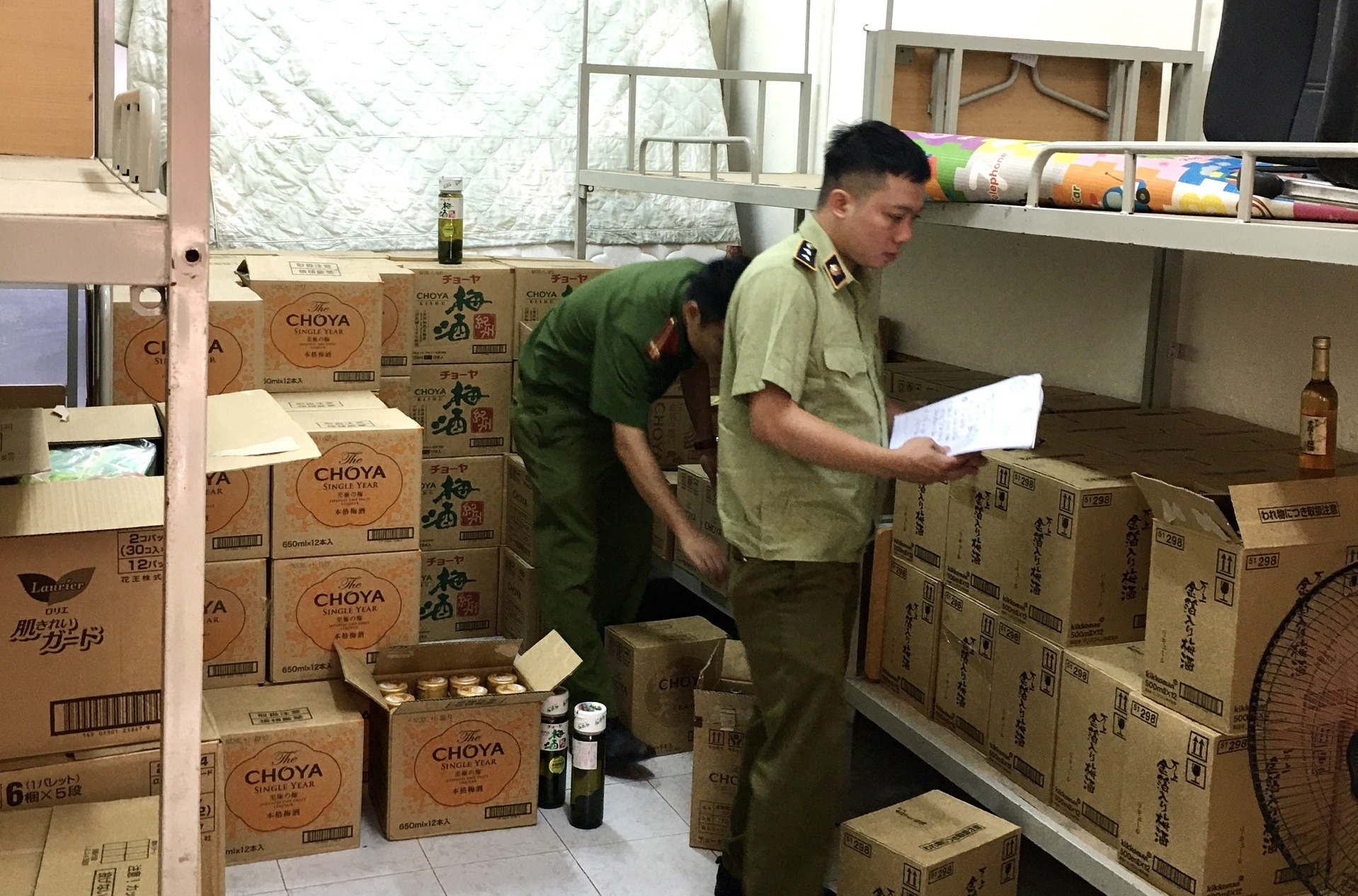 Phat hien 1.300 chai ruou ngoai tai ky tuc xa dai hoc hinh anh