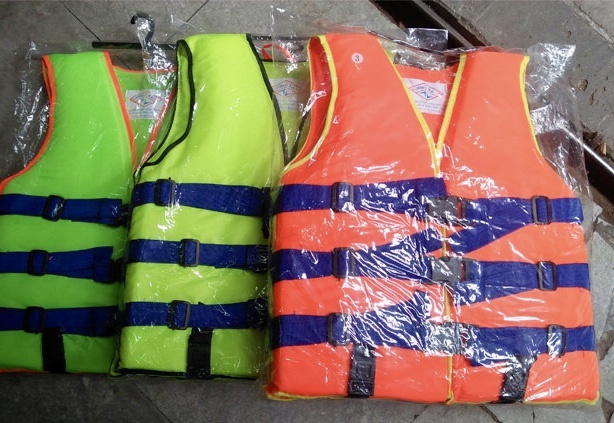 Ao phao cuu ho chay hang, tang gia hinh anh