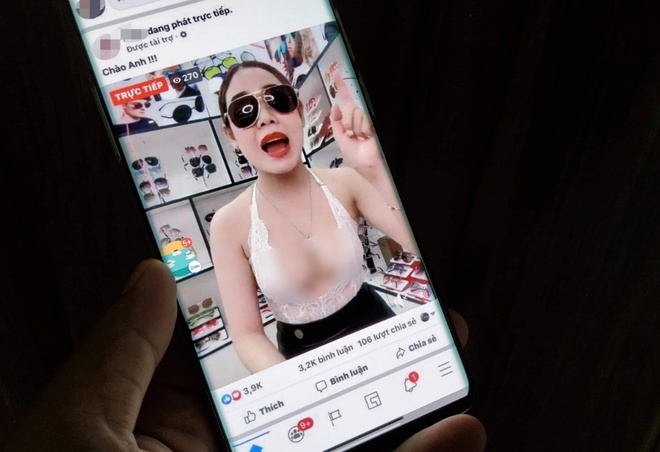 Kiem vai chuc trieu/thang, mau tre dua nhau livestream ban hang hinh anh