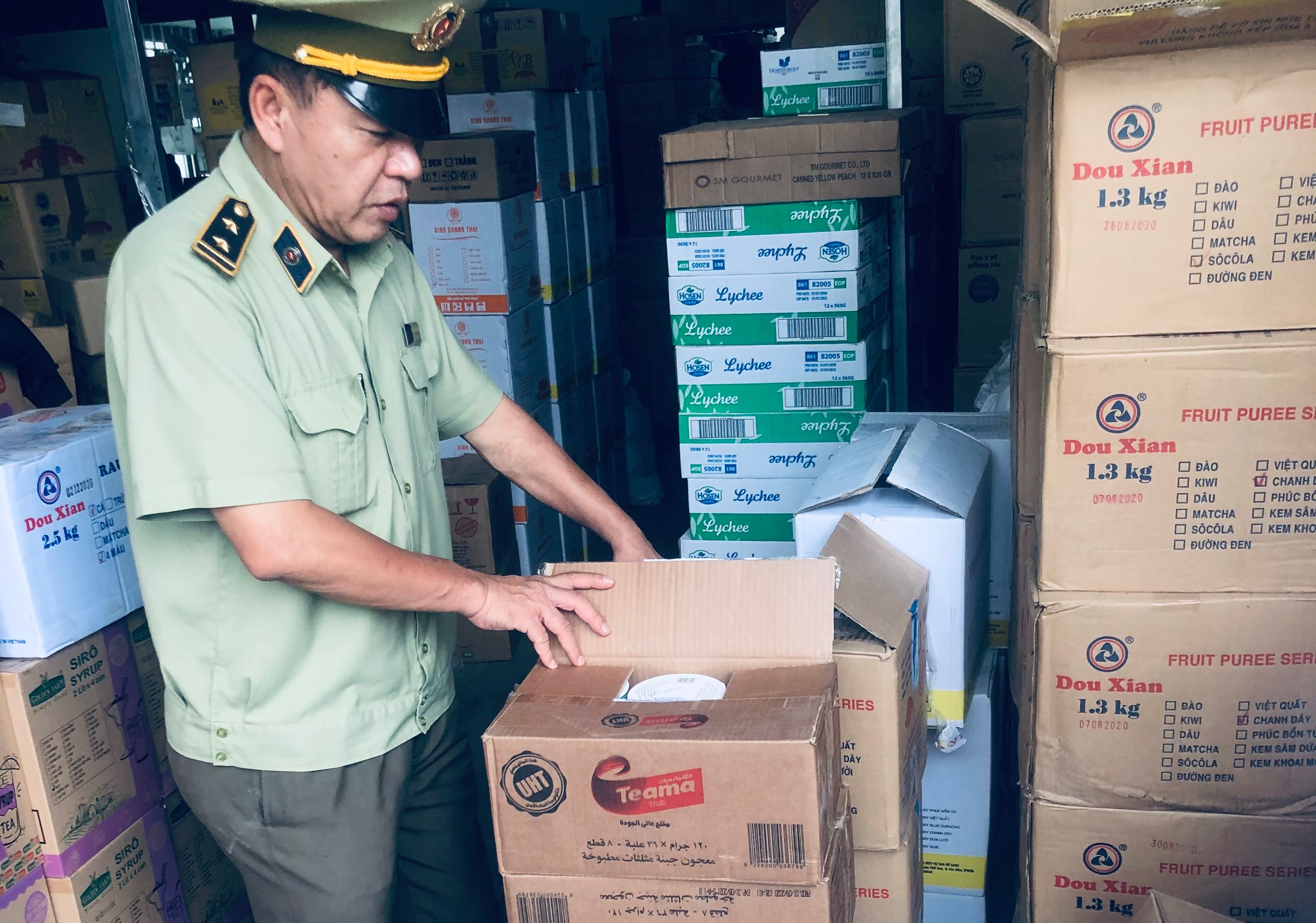 Bat gan 1 tan nguyen lieu tra sua nhap lau tai Binh Duong hinh anh