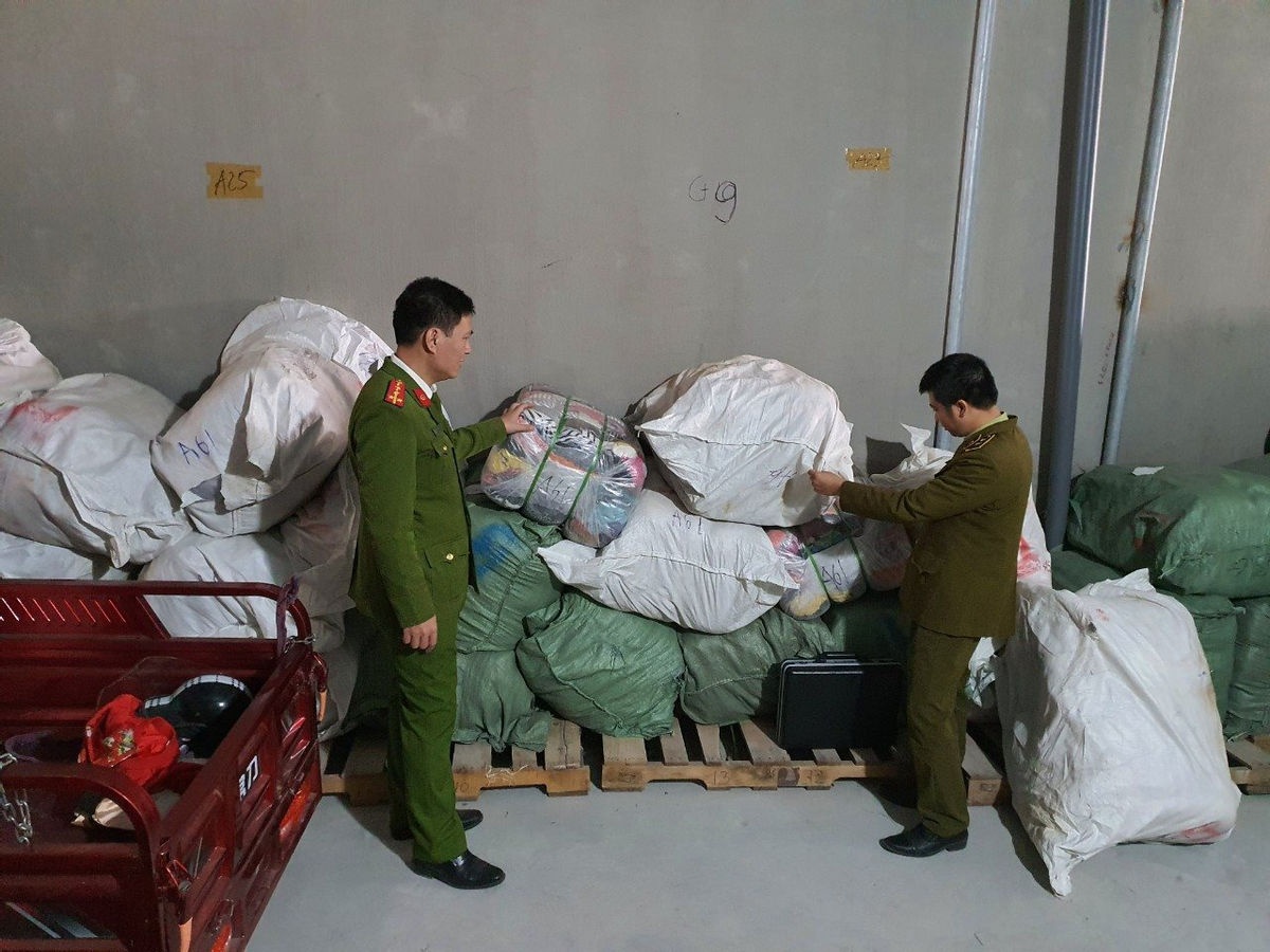 Phat hien kho hang chua hon 5 tan quan ao 'sida' nhap lau hinh anh