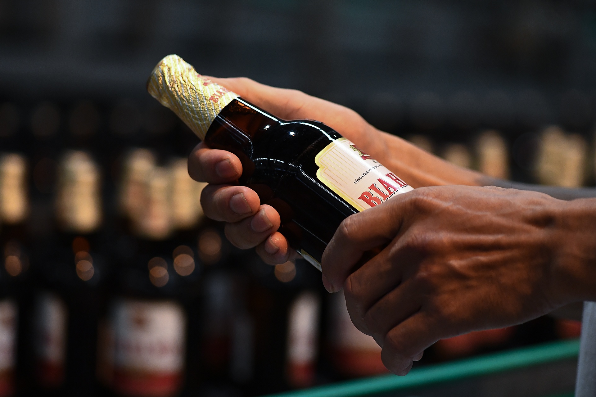 Gia bia ruc rich tang truoc Tet hinh anh