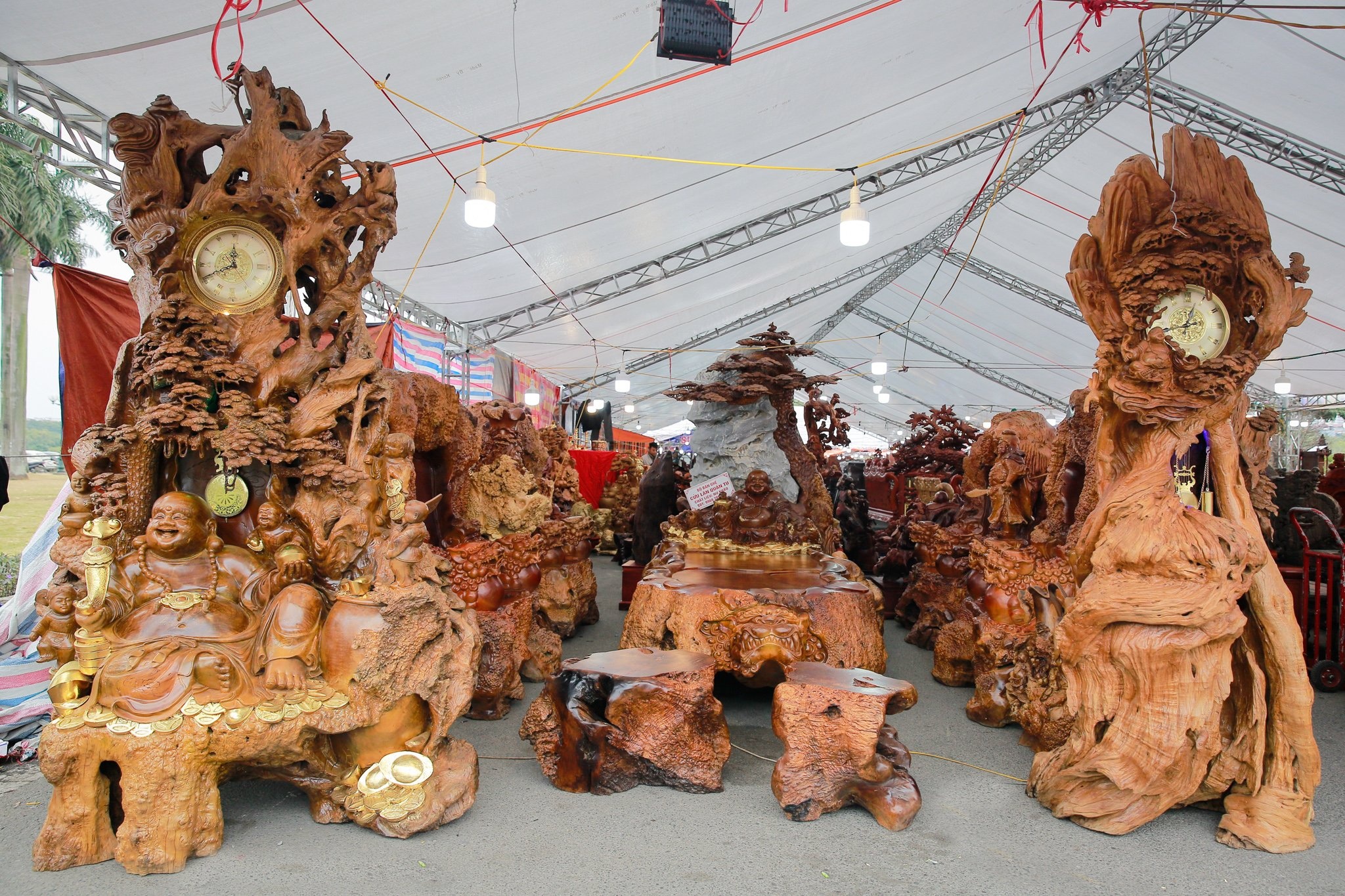 Bo ban ghe go Nu Khao gan 3 ty dong o Ha Noi anh 1