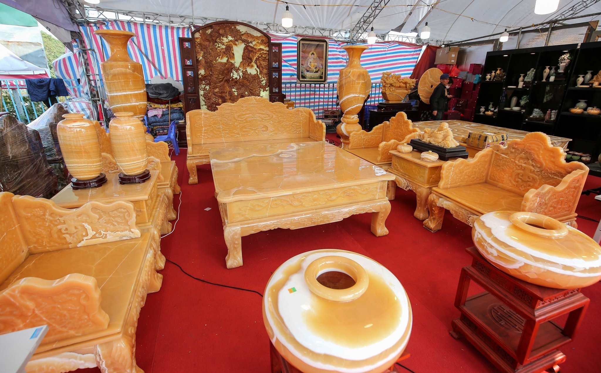 Bo ban ghe go Nu Khao gan 3 ty dong o Ha Noi anh 6