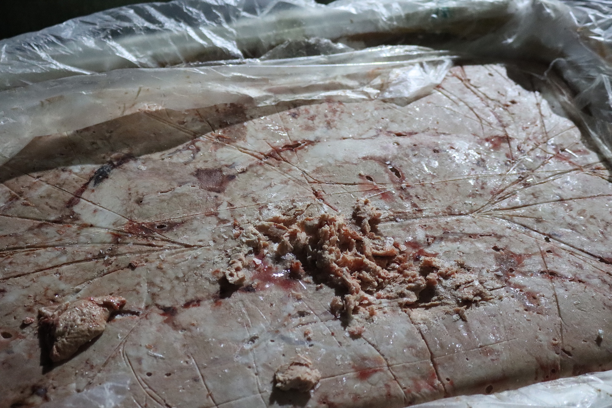 Phat hien 2,5 tan nam lon boc mui suyt tuon ra thi truong hinh anh