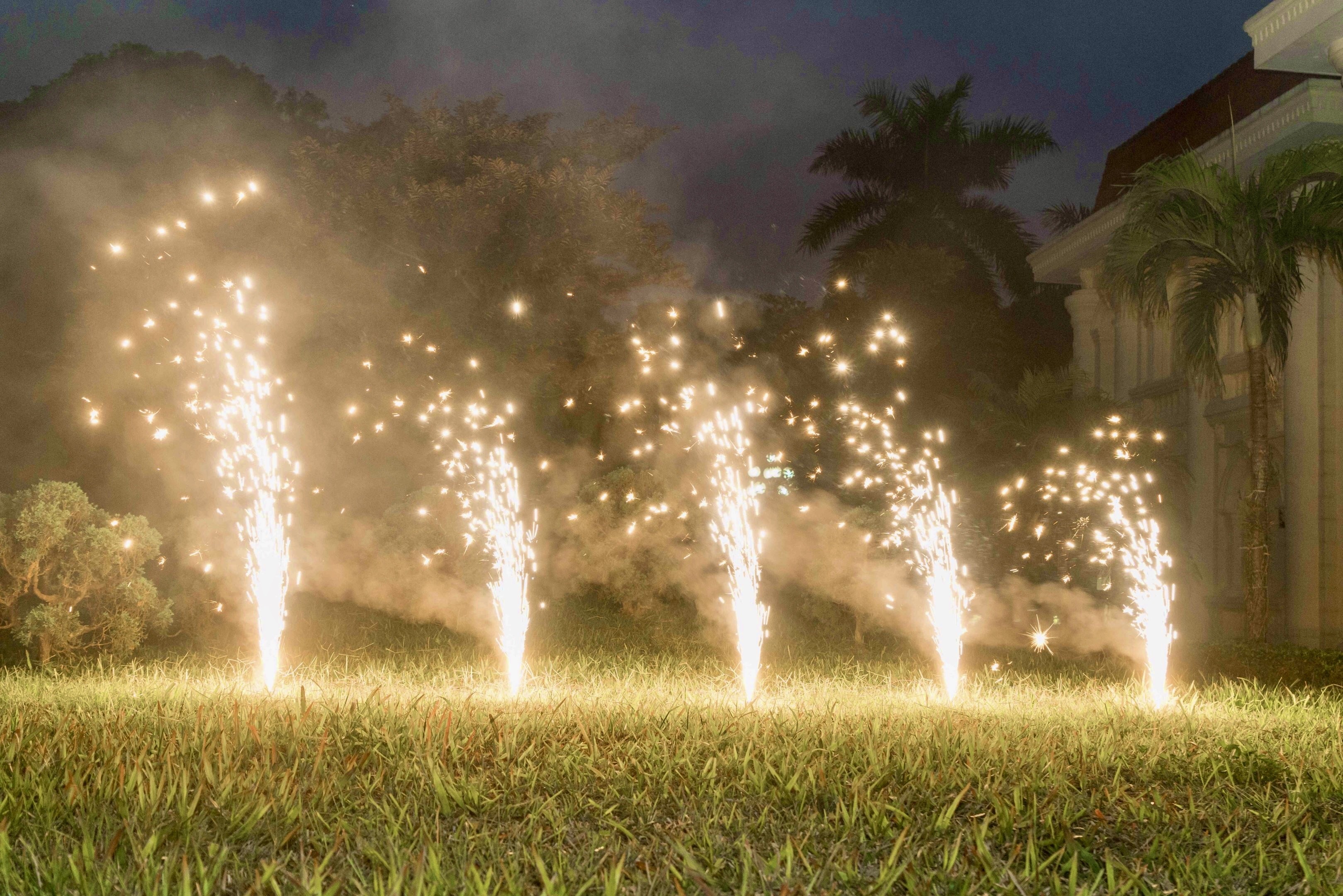 13.000 dong mot tui phao hoa khong tieng no hinh anh