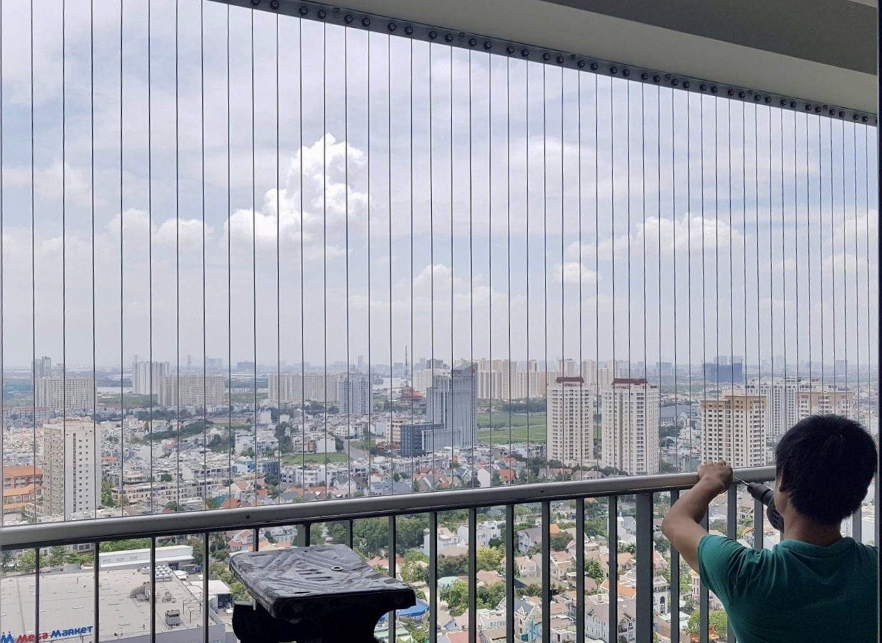 Do xo lap luoi an toan ban cong sau su co be gai roi o chung cu hinh anh