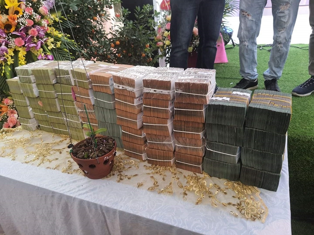 Mua ban lan dot bien gia tram ty lai bung phat hinh anh