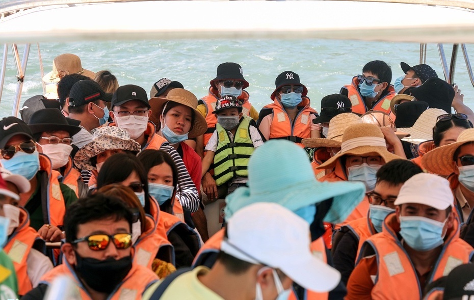 Nhan vien nganh du lich lam shipper, ban hang online hinh anh