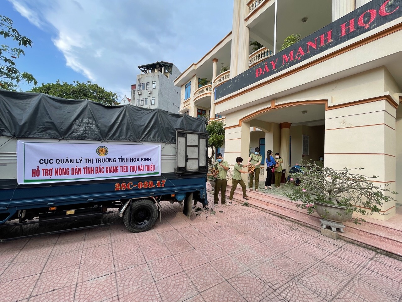 Quan ly thi truong ban vai thieu anh 1