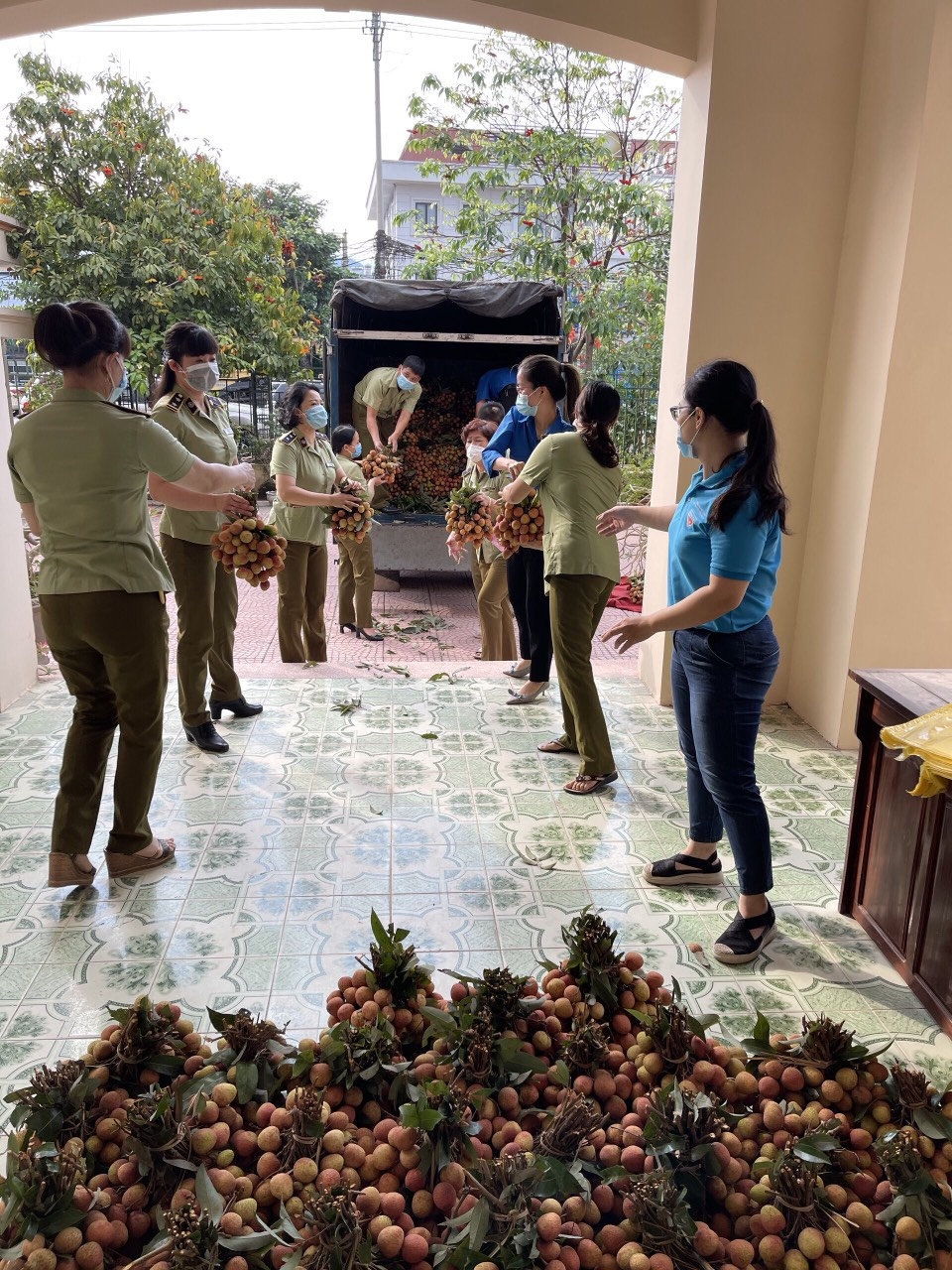 Quản lý thị trường bán vải thiều ảnh 2 Quan ly thi truong ban vai thieu anh 2