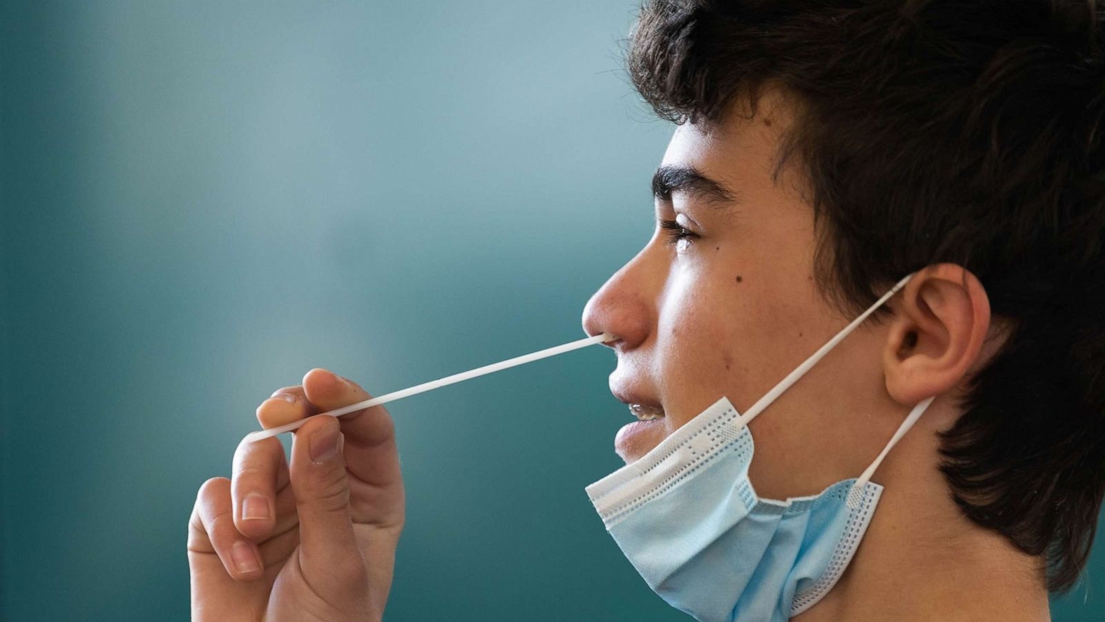 Nguoi dan nhieu nuoc duoc mua kit test nhanh Covid-19 o hieu thuoc hinh anh