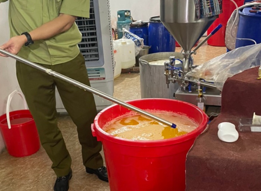 Phat hien xuong san xuat nuoc hoa Chanel gia dung trong xo, chau hinh anh