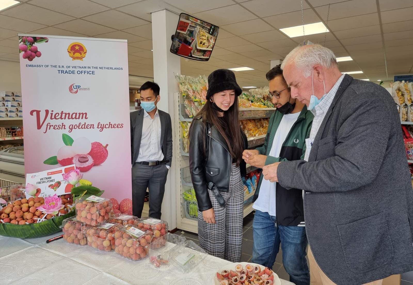 Vai thieu Viet ban hon 550.000 dong/kg tai Ha Lan anh 1