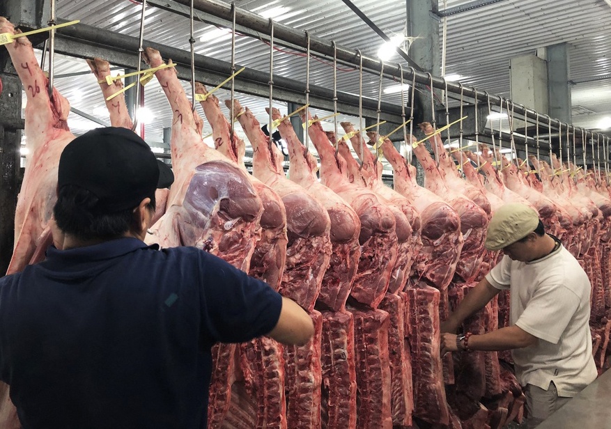 Thit heo ve cho dau moi Binh Dien chung lai hinh anh