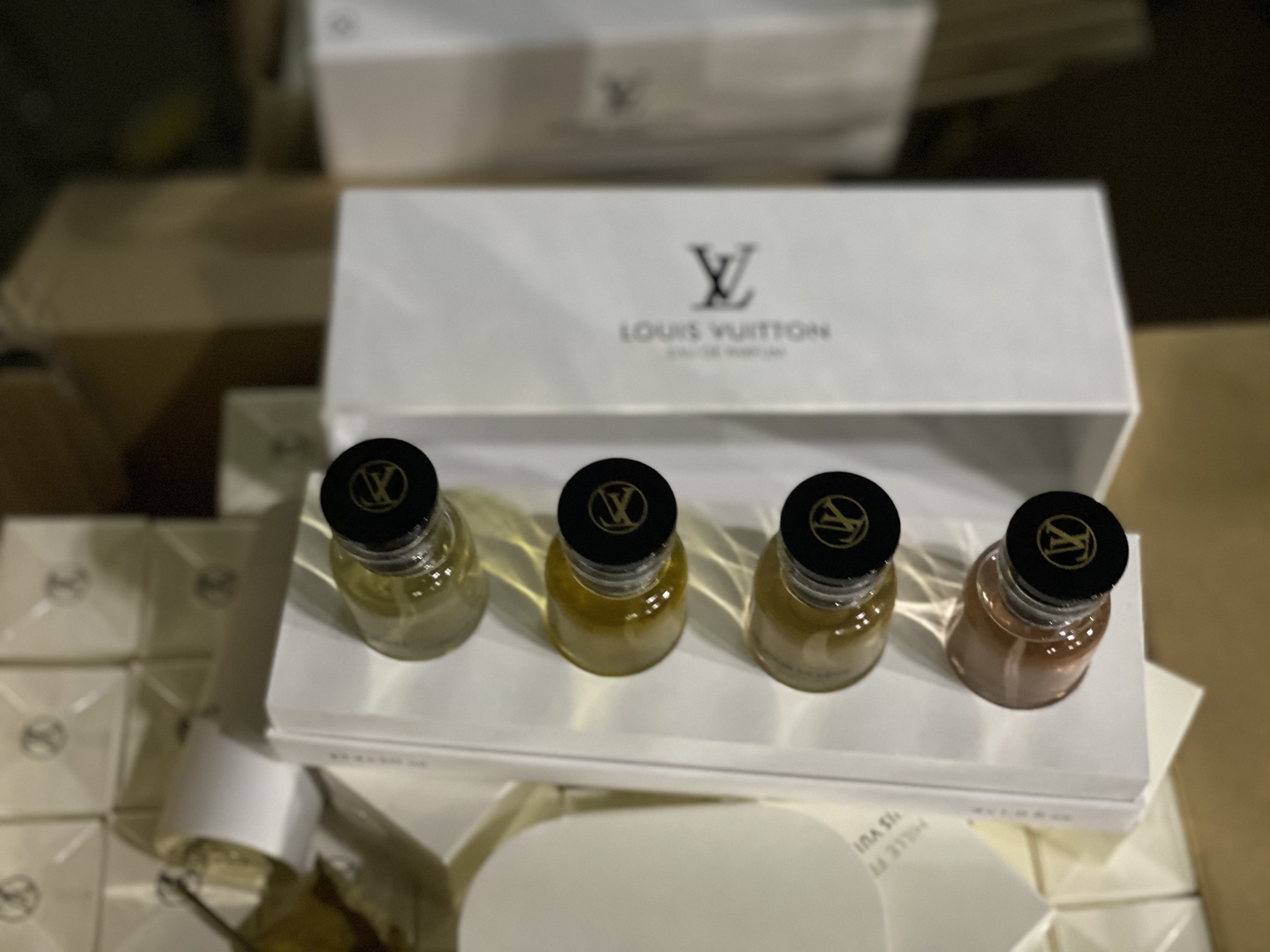 Phat hien kho nuoc hoa nghi gia Dior, Chanel, Gucci hinh anh