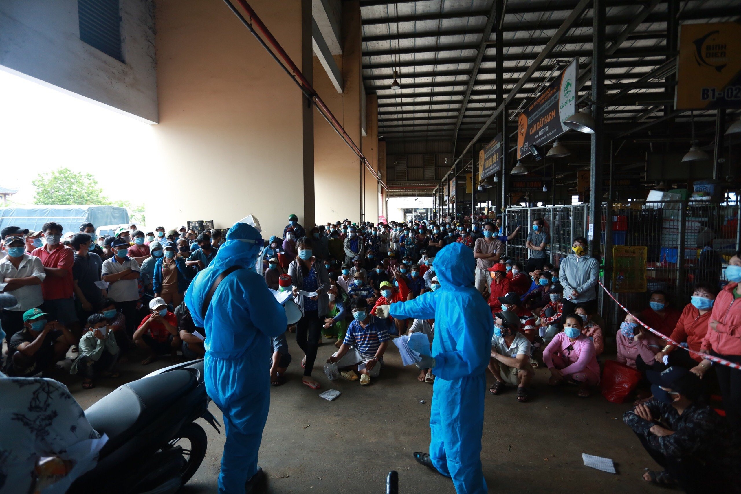 Tieu thuong cho Binh Dien chen lan lay giay xet nghiem Covid-19 hinh anh