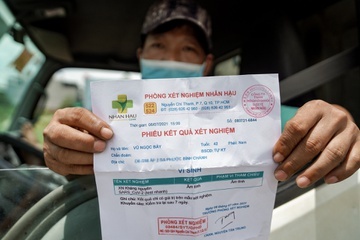 Lao dong, doanh nghiep duoi suc vi giay xet nghiem hinh anh