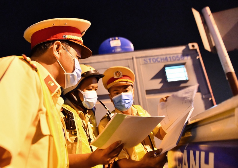 Xe cho nong san vao TP.HCM gap kho vi giay xet nghiem nCoV hinh anh