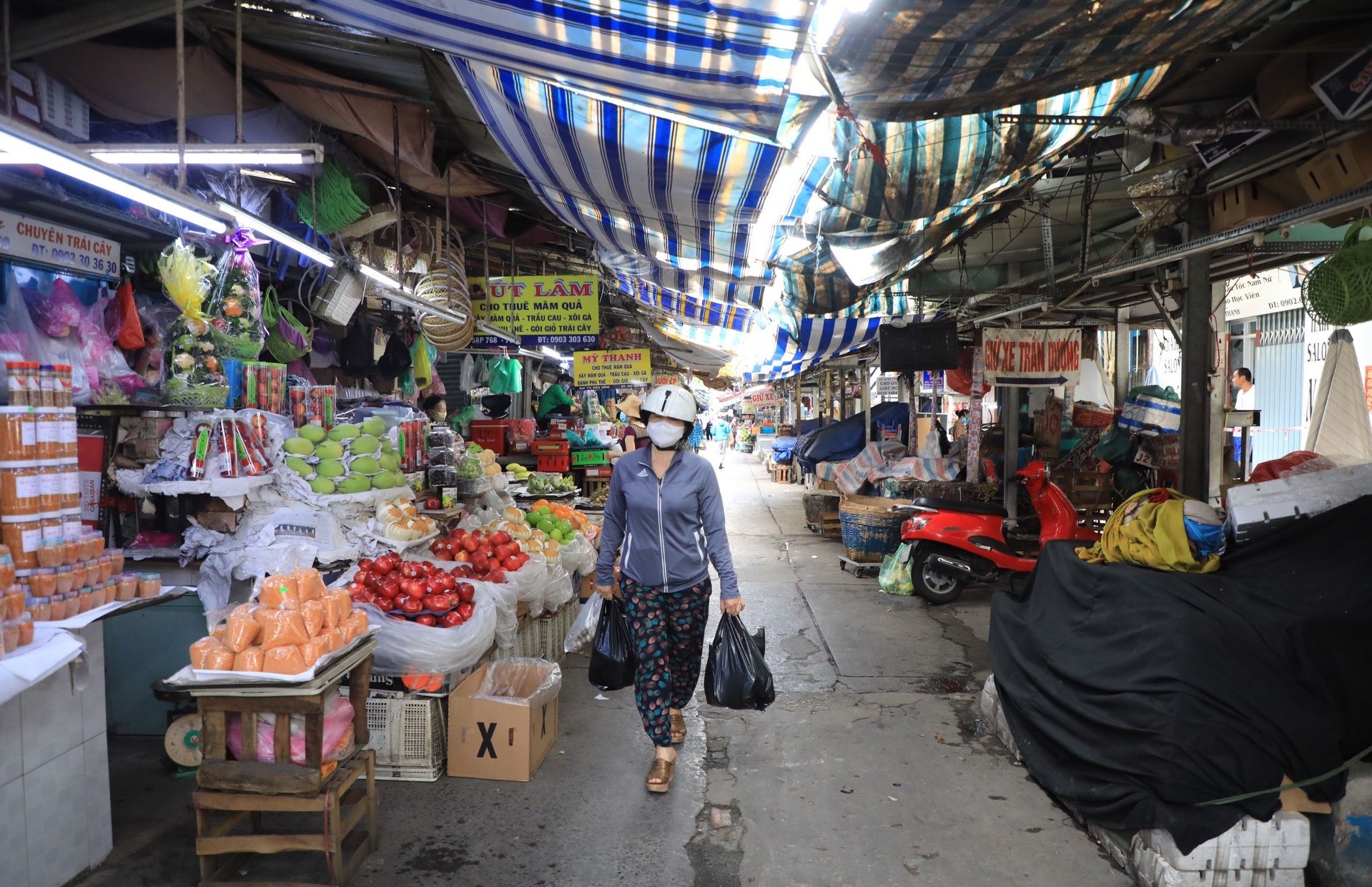 Cho vang khach, gia rau cu van cao ngat nguong hinh anh