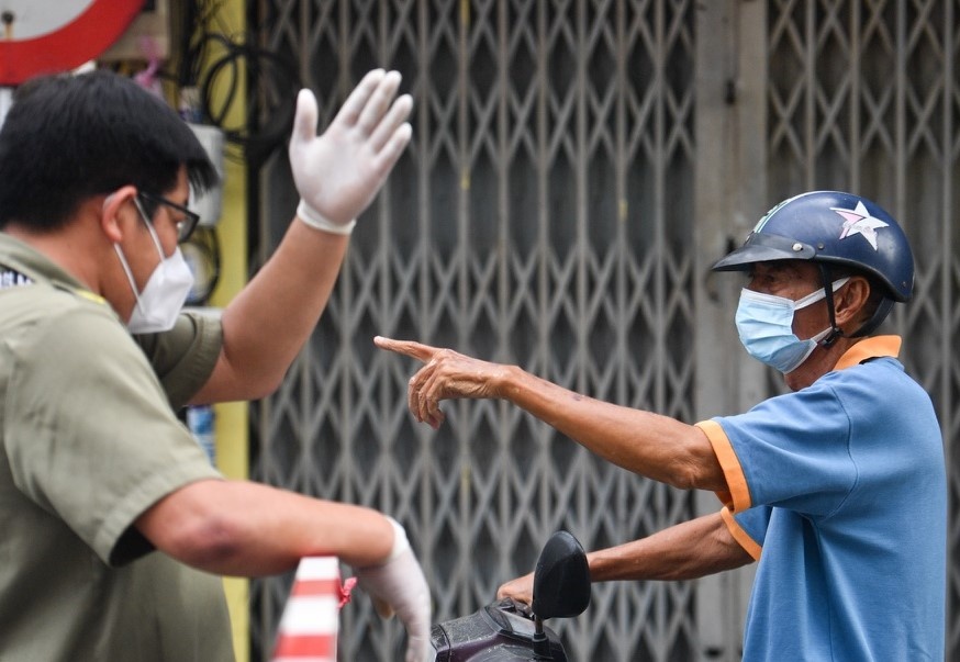 Nguoi dan khu phong toa quan 7 keu cuu vi kho mua rau, thit ca hinh anh