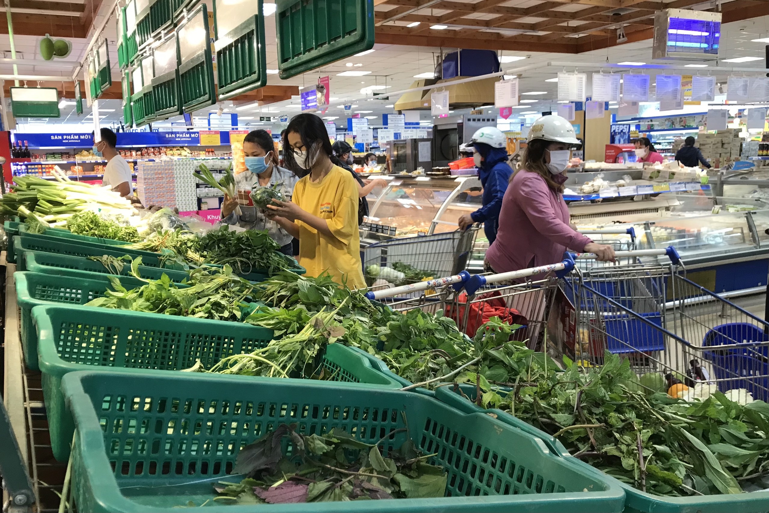 sieu thi bi gom hang ban ra ngoai anh 1