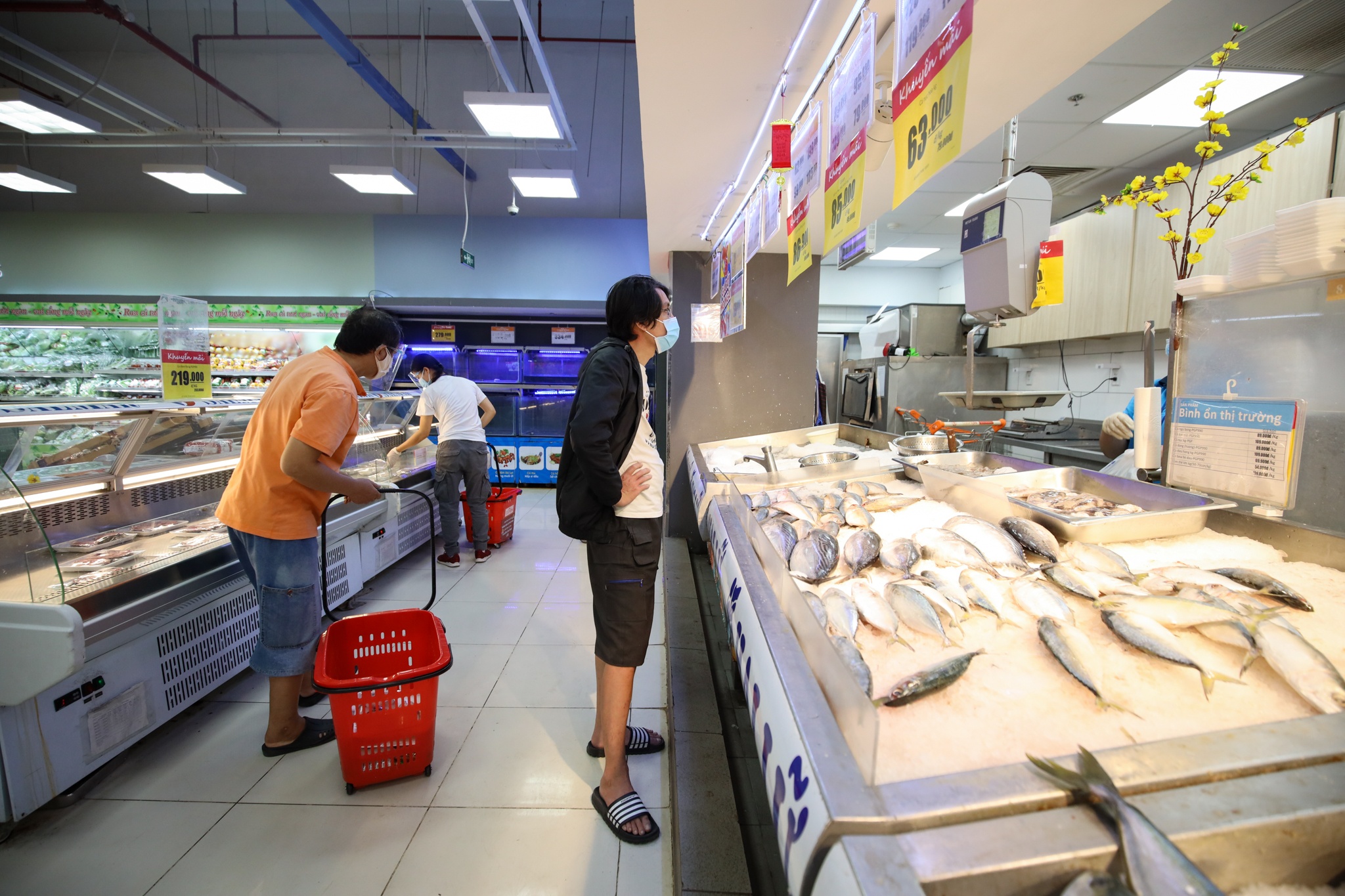 sieu thi gap kho khan anh 1