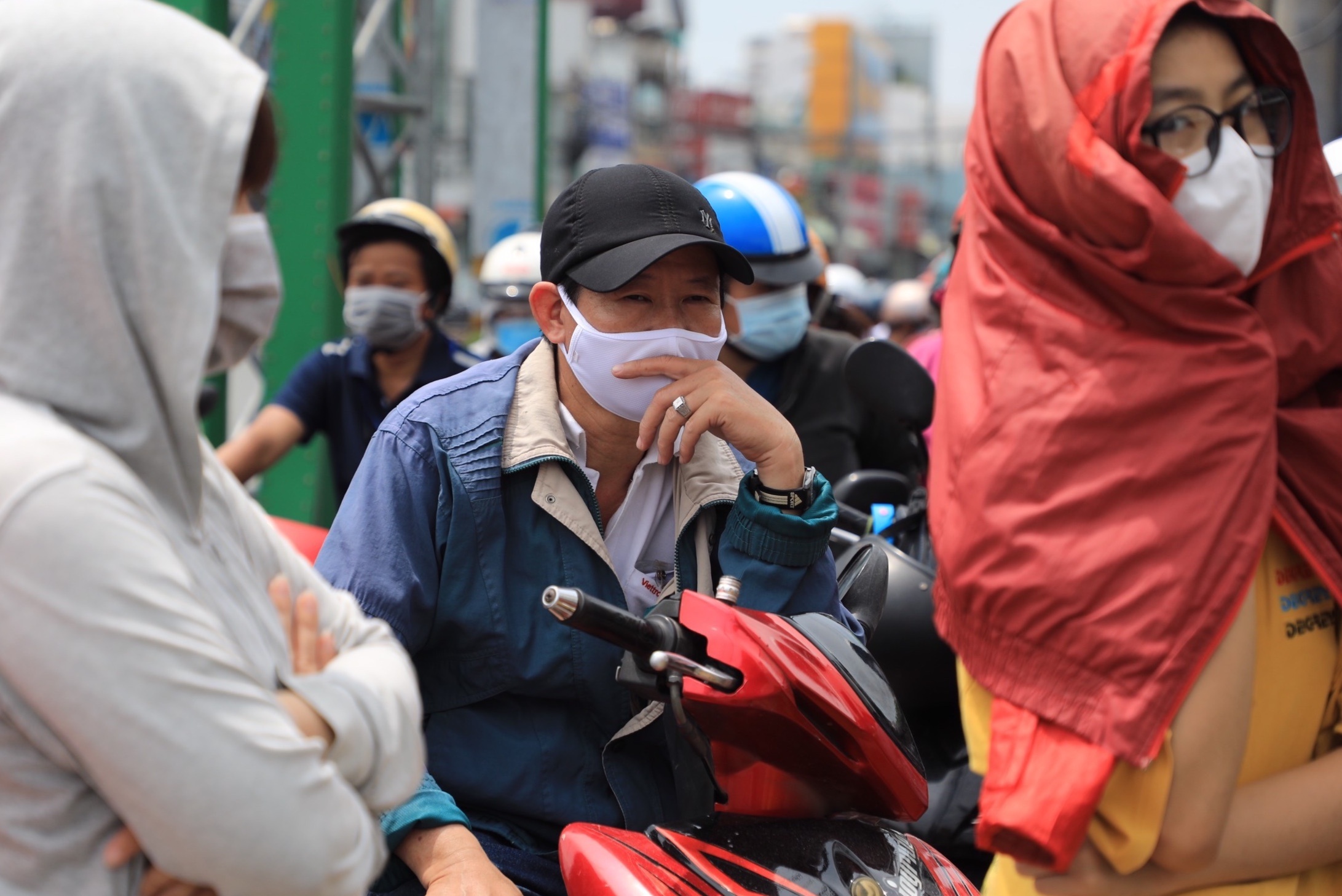 Xep hang 4 vong, cho 3 gio moi vao duoc sieu thi o TP.HCM hinh anh