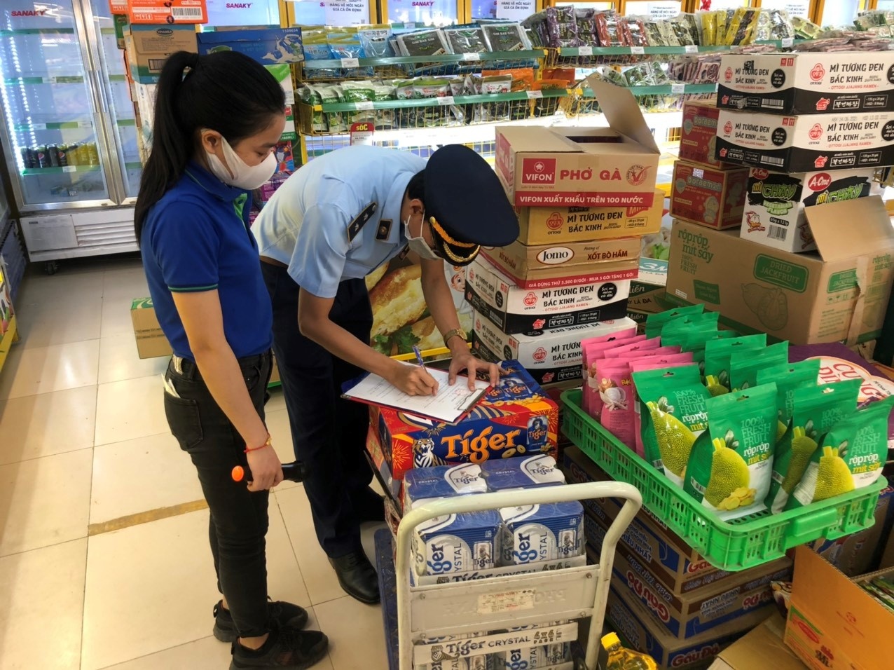 Quan ly thi truong kiem tra 21 cua hang Bach Hoa Xanh o Tien Giang hinh anh