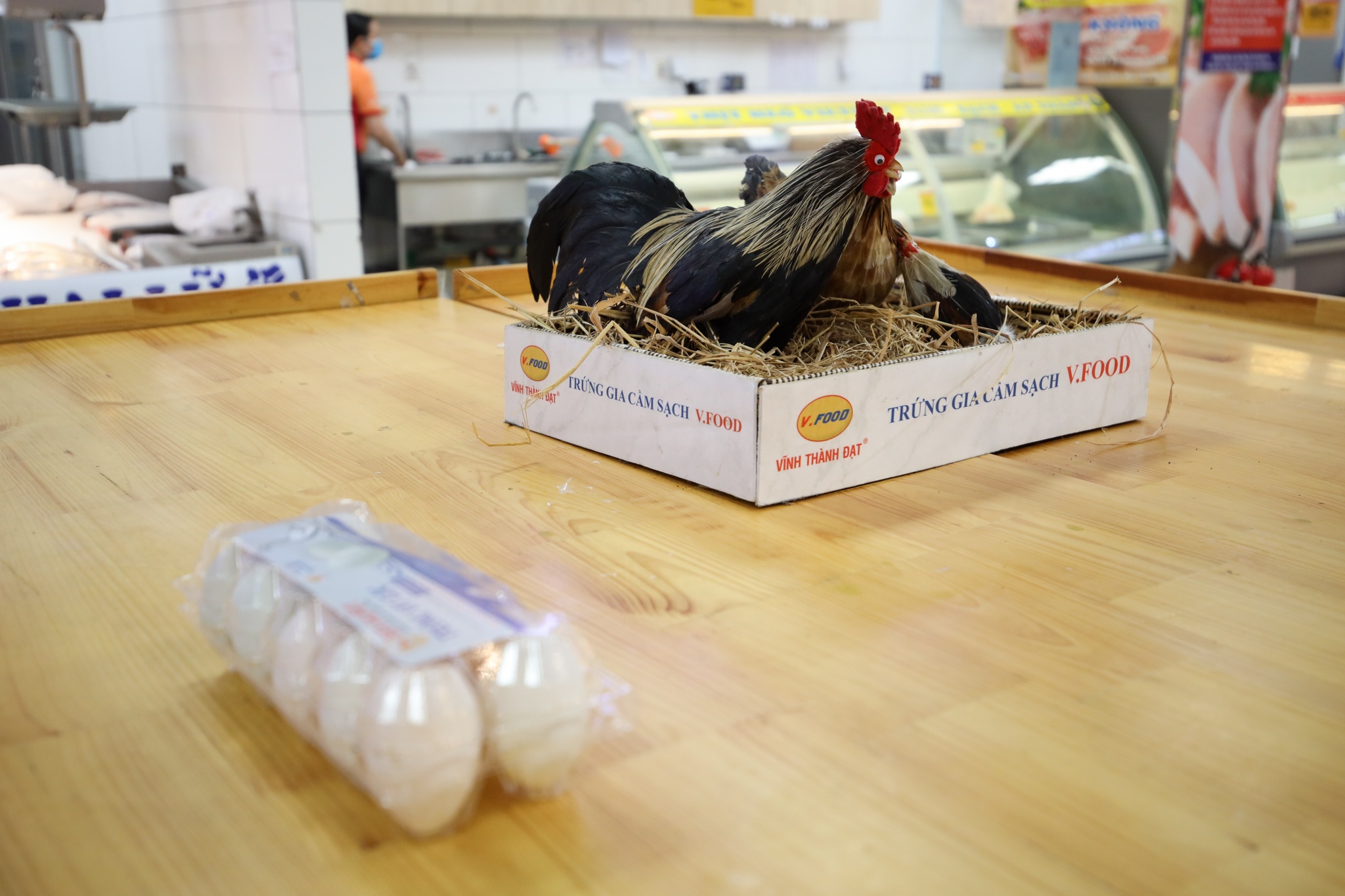 Sieu thi ganh lo khi ban trung gia binh on hinh anh